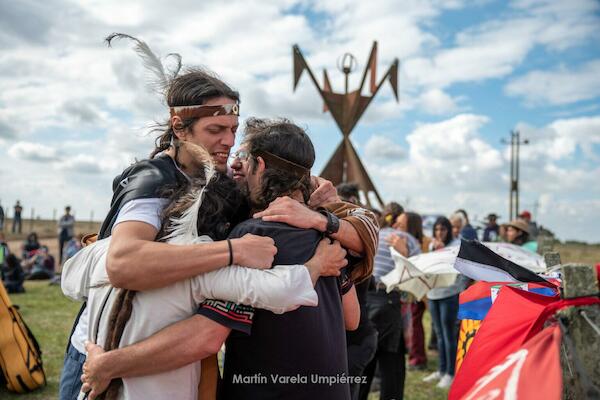 Acto de declaración de sitio de memoria en paso de Salsipuedes, Paysandú. Colocación de placa aprobada por la Comisión Nacional Honoraria de Sitios de Memoria, con presencia de diferentes comunidades charruas de todo el país, militantes políticos y sindicales, dirigentes locales entre otros.
