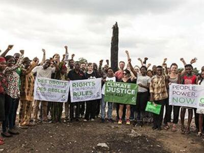 -  Integrantes de la comunidad de Goi, Environmental Rights Action y Amigos de la Tierra Internacional en Ogoniland. ©Amelia Collins/Amigos de la Tierra Internacional.